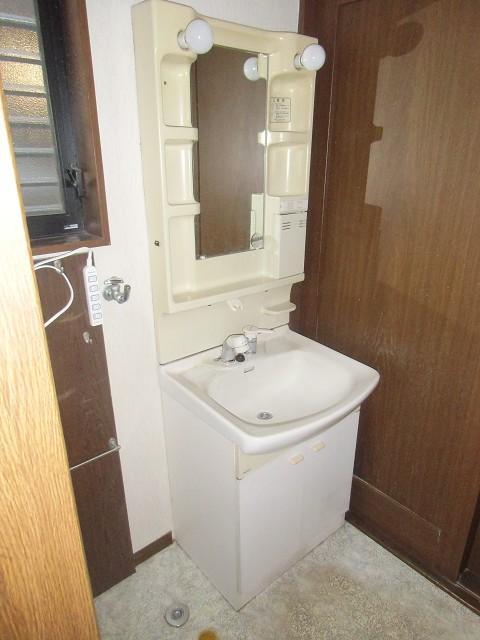 Wash basin, toilet. Local (12 May 2013) Shooting