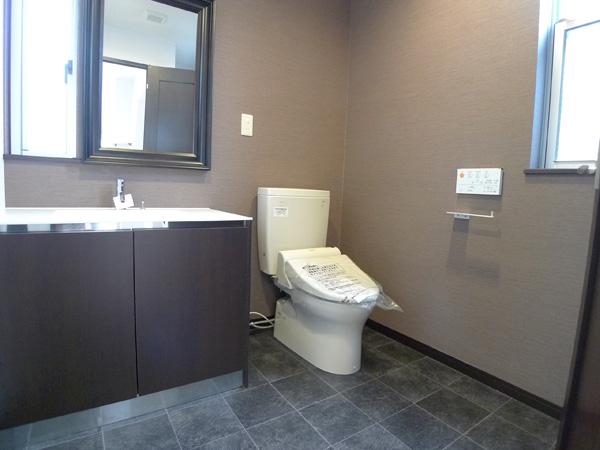 Wash basin, toilet. Indoor (10 May 2011) Shooting