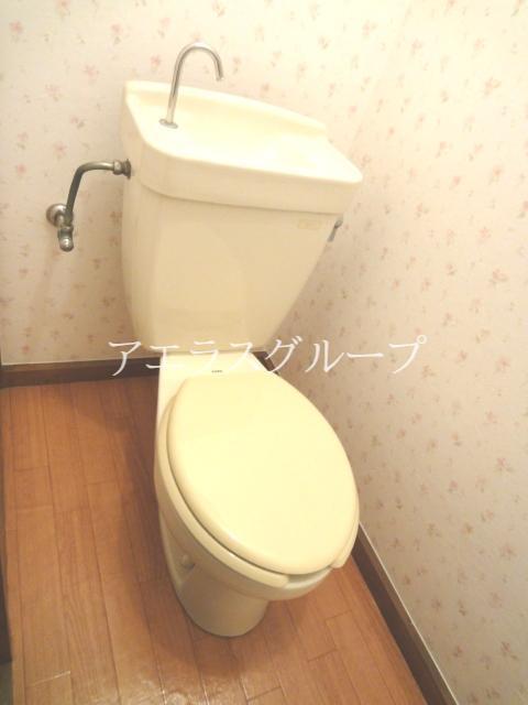 Toilet. It is a toilet with a clean sense of the white tones. 