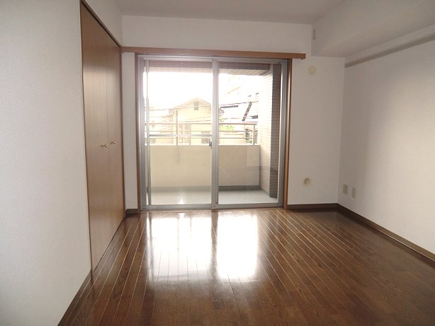 Other room space. Bright facing the balcony of 6 quires Western-style