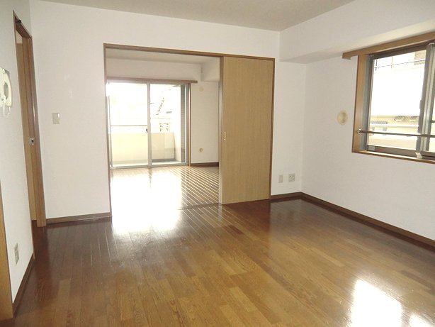 Living and room. In the spacious living room of about 15 tatami and remove the sliding door