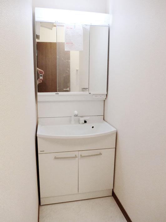 Wash basin, toilet. Building 2 Indoor (10 May 2013) Shooting