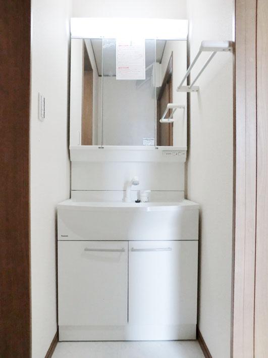 Wash basin, toilet. Building 3 Indoor (10 May 2013) Shooting