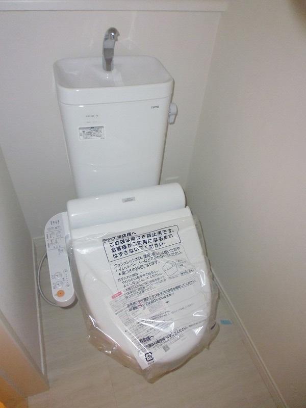 Toilet. Indoor (12 May 2013) Shooting