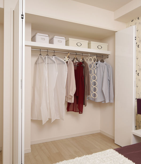 Interior.  [Utilizing efficiently space, Storage of attention] In addition to definitive large capacity of the closet clothes and accessories with plenty of storage, Place the efficient storage space throughout the house. You grant the neat living space always attentive is organized. (closet)