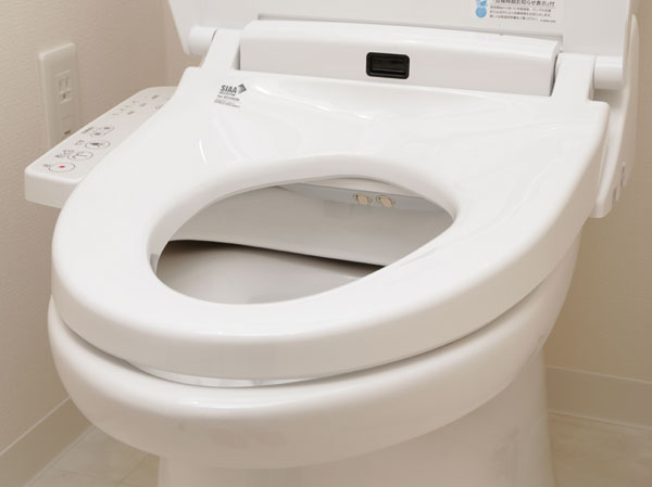 Toilet.  [Clean toilet seat] There is no dirt easy seam, Dirt anxious of the toilet seat back also easy specification dropped whip.