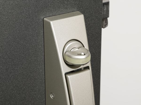Security.  [Thumb turn turning anti-lock] The entrance door has adopted the key of thumb unlocking prevention corresponding to the modus operandi to open illegally thumb. (Same specifications)