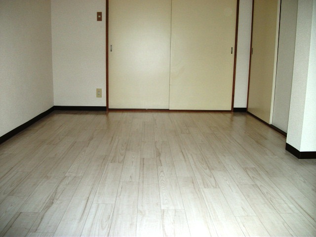 Living and room. 6 Pledge of Western-style rooms facing the balcony.
