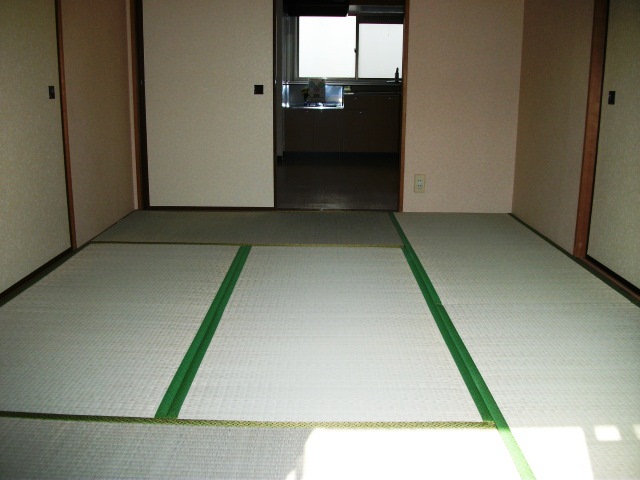 Living and room. Japanese-style room facing the balcony.