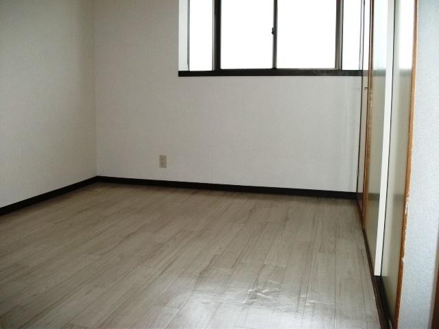 Living and room. 5 Pledge of Western-style rooms are bay windows ・ With storage.