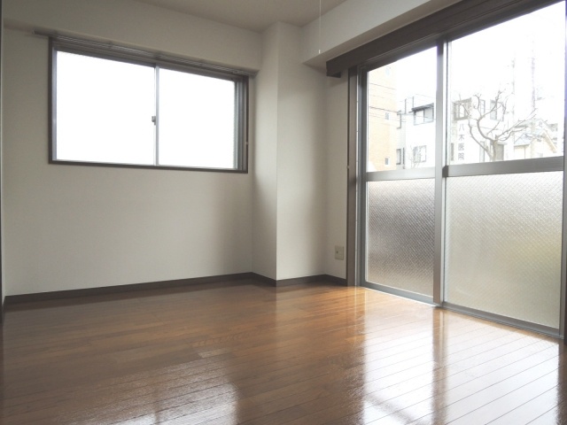 Living and room. Separate reference is a picture