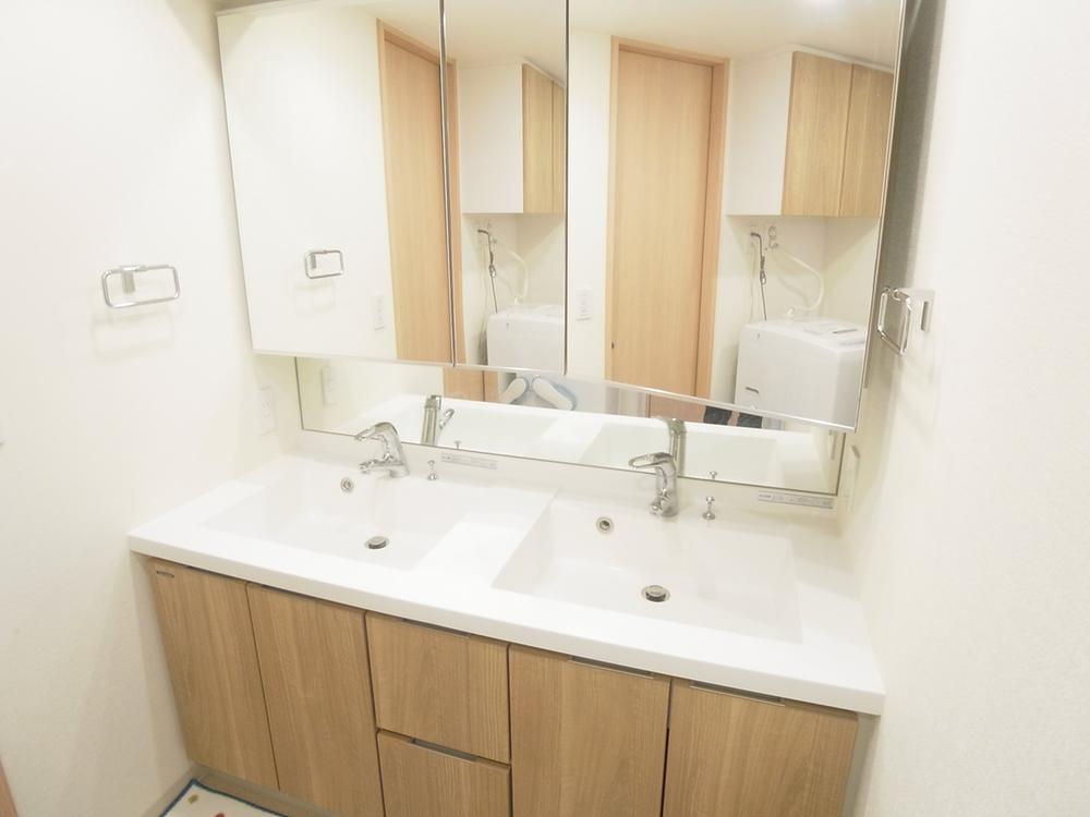 Wash basin, toilet. Indoor (11 May 2013) Shooting