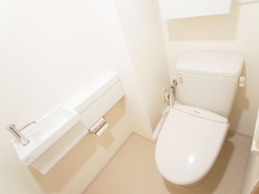 Toilet. Indoor (11 May 2013) Shooting