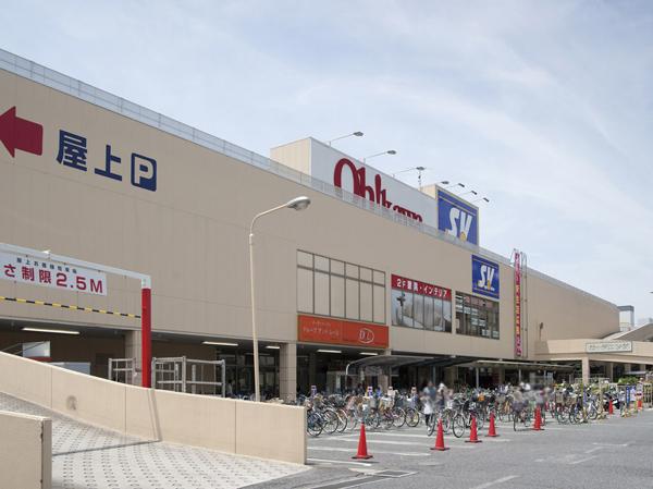 Supermarket. 880m to Super Value Toda shop