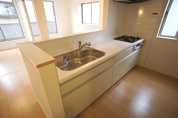 Kitchen. Face-to-face kitchen that can dishes while watching the children play in the living room Indoor (11 May 2013) Shooting D Building