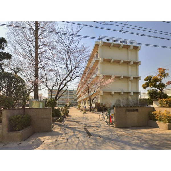 Primary school. 346m until Toda Municipal Nizo Kamikita (Elementary School)