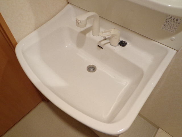 Washroom. ☆ Independent wash basin ☆ Shampoo dresser ☆