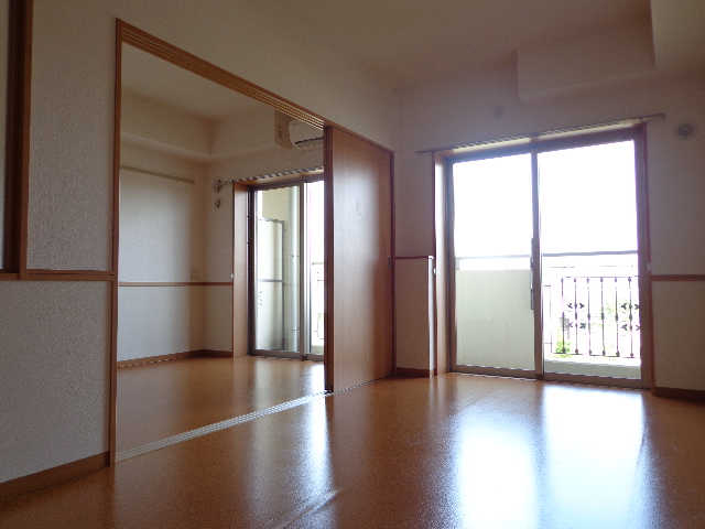 Living and room. ☆ Sunny LDK ・ Air-conditioned ☆