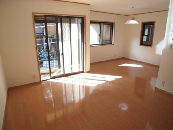 Living. Detached interior introspection Pictures - living 18 tatami mats spacious living room. Bright sunshine will plug in the 3 Men'irodori light