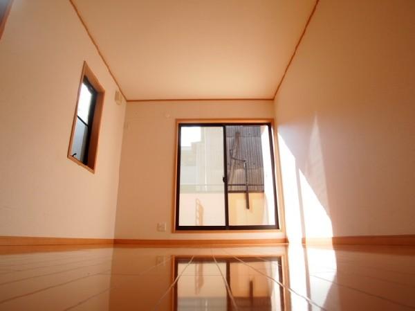 Non-living room. Second floor 8 tatami room. Bright rooms with 2 Men'irodori light
