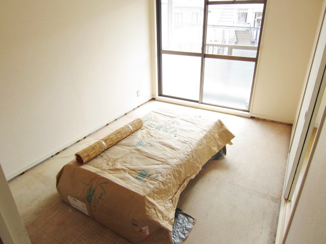 Living and room. It contains the tatami before occupancy