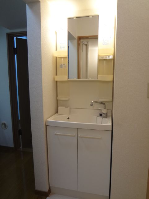 Other Equipment. With happy washbasin! !
