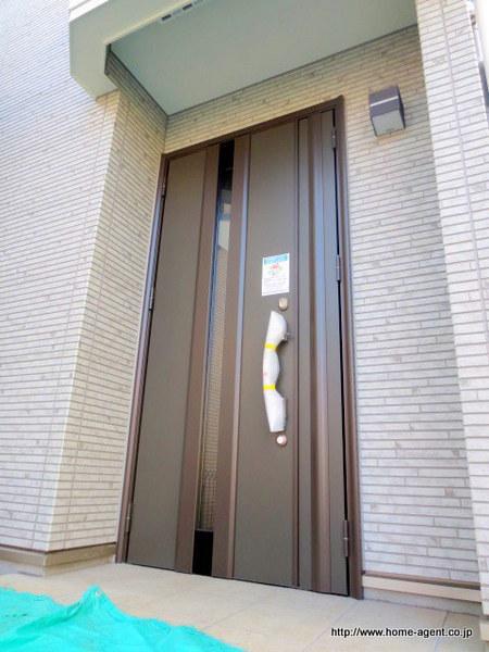 Entrance. Crime prevention measures already entrance door