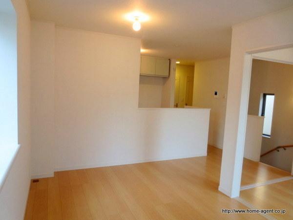 Living. Face-to-face kitchen