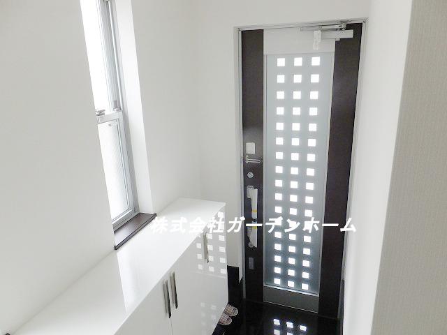 Entrance. The modern entrance tones and black, Visitor who also has become a stylish structure that would involuntarily fascinated !!