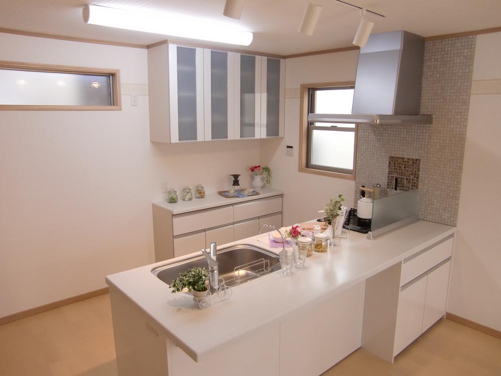 Kitchen. Open kitchen of the open feeling of charm. It is a kitchen that can enjoy the family and the conversation you are in the living room while the cuisine. It is also ideal for home party. 