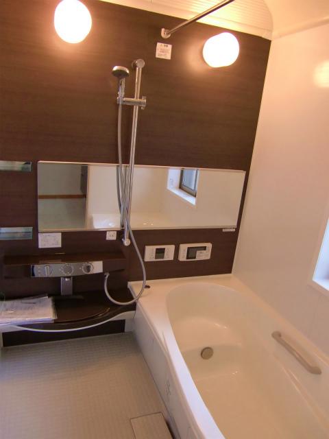 Other Equipment. Bathroom 1 pyeong size. Standard equipment bathroom TV ventilation drying heating machine. Push faucet, Clean bathtub, Is a bathroom easy-to-use features have been enhanced, such as Kururin poi. 