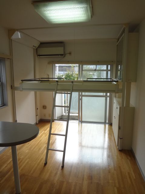 Living and room. ! It is a photograph of when you lower the bed.