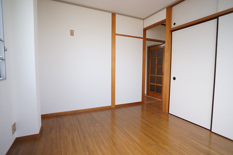 Living and room. 4.5 Pledge Japanese-style room