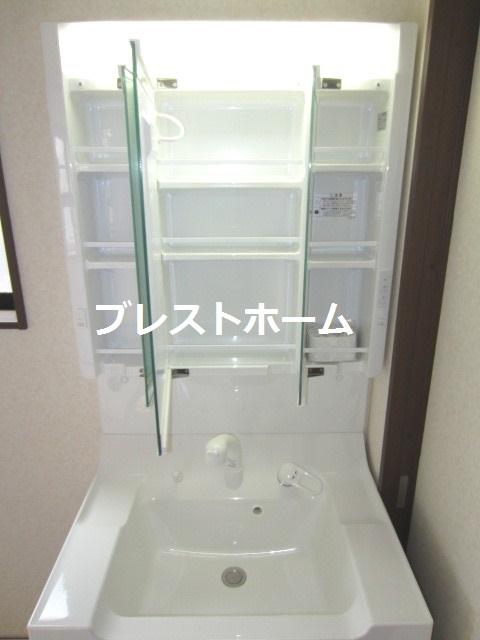 Other Equipment. Neat organize such as the entire storage type cosmetic supplies in the three-sided mirror ・ It can be stored