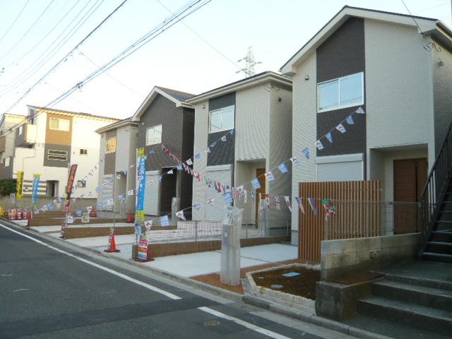 Other local. ◇ (3) Building _4LDK ◇ (2) (4) Building _3SLDK ◇ parallel P2 cars ◇ front road 6m ◇ city gas this sewage! ◇ is a living environment favorable area! 
