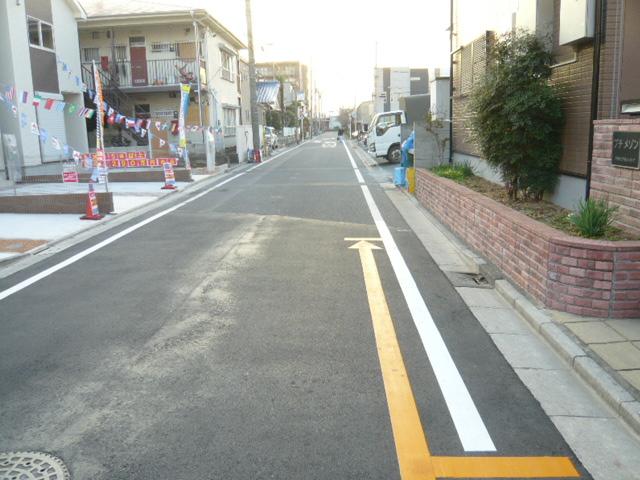 Local photos, including front road. ◇ (3) Building _4LDK ◇ (2) (4) Building _3SLDK ◇ parallel P2 cars ◇ front road 6m ◇ city gas this sewage! ◇ is a living environment favorable area! 
