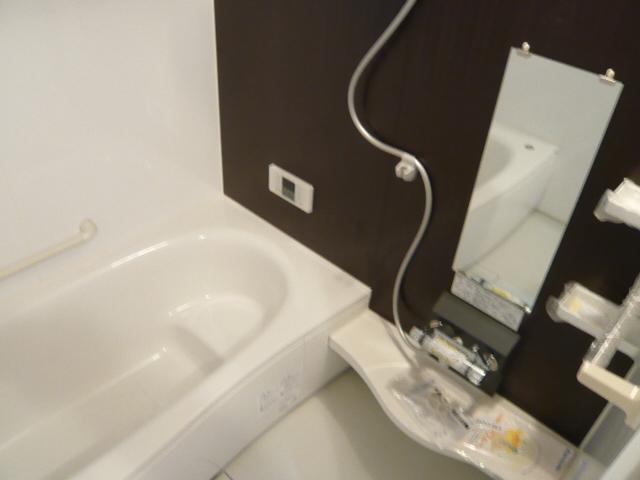 Bathroom. ◇ (3) Building _4LDK ◇ (2) (4) Building _3SLDK ◇ parallel P2 cars ◇ front road 6m ◇ city gas this sewage! ◇ is a living environment favorable area! 