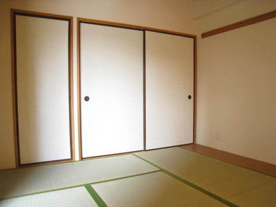 Living and room. Or winter is How about kotatsu Japanese-style?