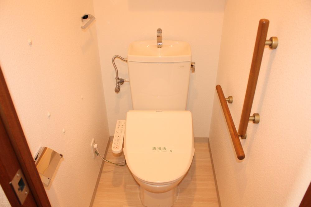 Toilet. Indoor (12 May 2013) Shooting