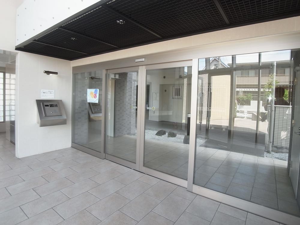 Entrance. Common areas