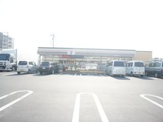 Convenience store. 50m to Seven-Eleven