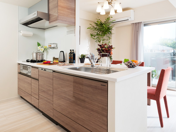 Kitchen.  [kitchen] The face-to-face kitchen, It has adopted a flat counter of the depth of about 97cm. beauty, Artificial marble that combines durability. It will produce a sense of openness and spacious comfortable to use. (Except for some type)