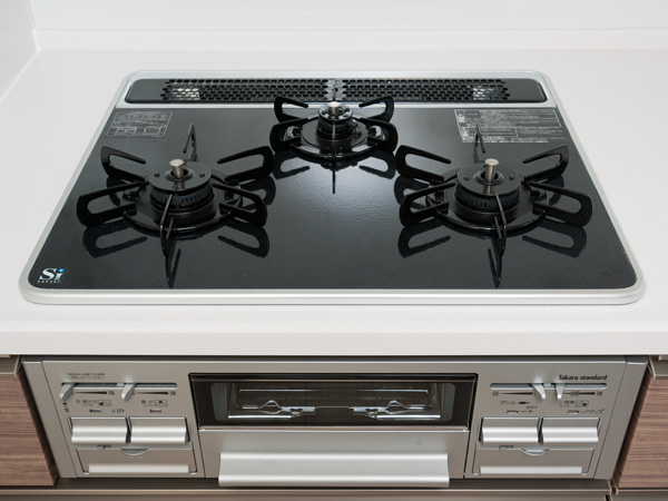 Kitchen.  [3-neck with glass coat stove grill] Adopt a glass-coated top on gas stove. Also in addition to the cleaning of the wiping quick and people, such as boiling over, The beauty of it looks attractive.