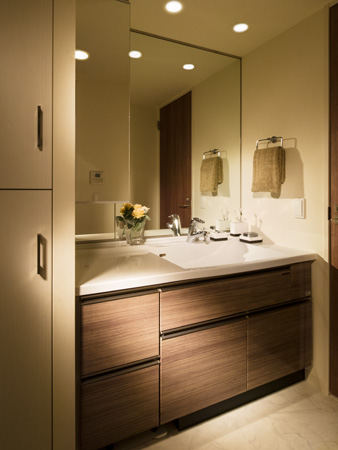 Bathing-wash room.  [bathroom] Vanity is, Located closer to the one side, not in the middle of the bowl. Born margin of space on the counter, Also easy to specifications that place, such as make-up tool.