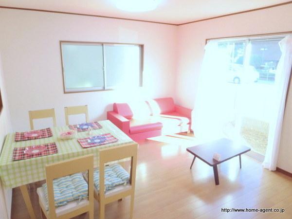 Living. Open face-to-face kitchen adopted