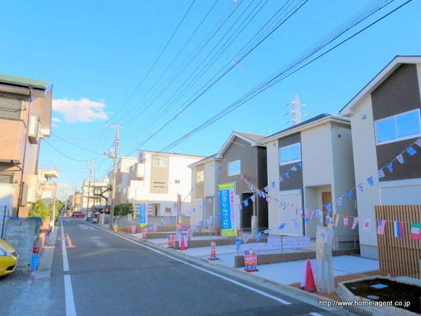 Local photos, including front road. It is also spacious environment around