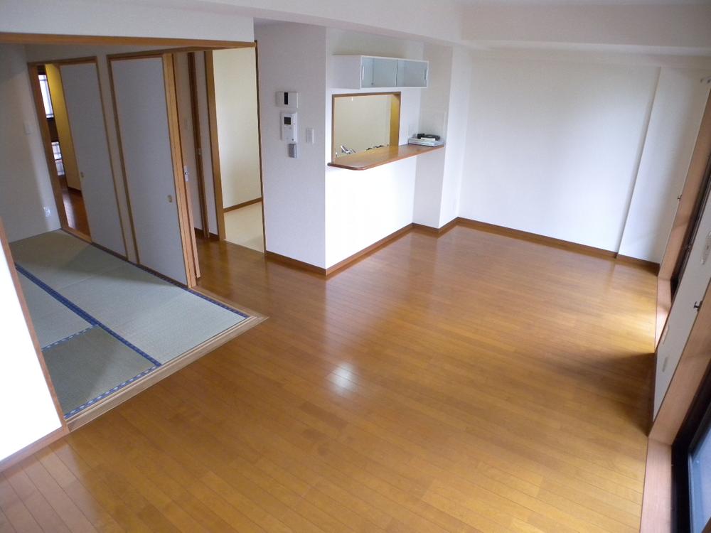 Living. Because it is Tsuzukiai from the living room to the Japanese-style room, Also private space there is a feeling of opening while firmly taken by the partition is a floor plan of the family type.