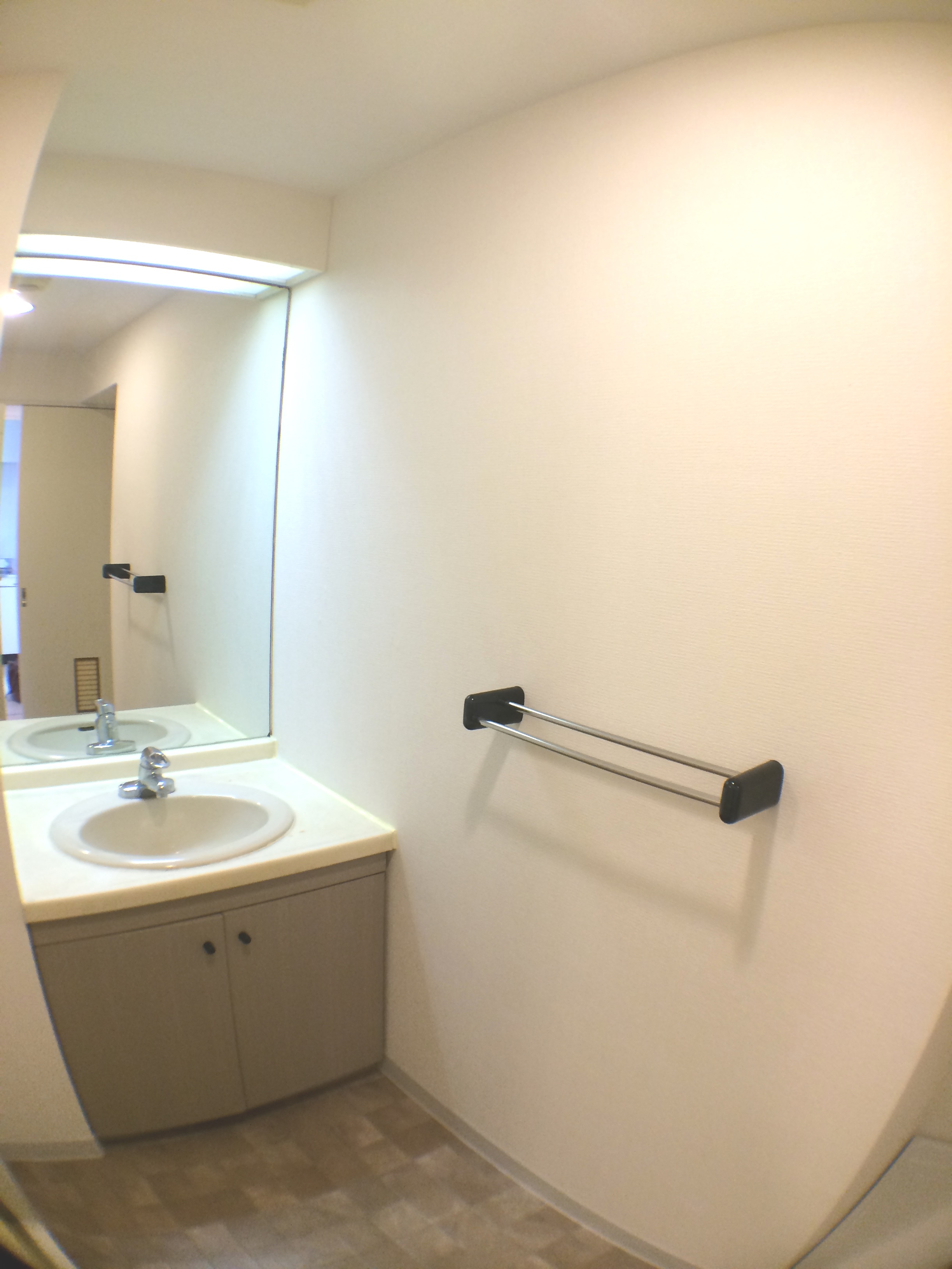 Washroom. A large mirror ・ Convenient storage rack