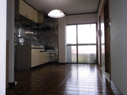 Living and room. 7 Pledge dining kitchen is bright is out also to the balcony.
