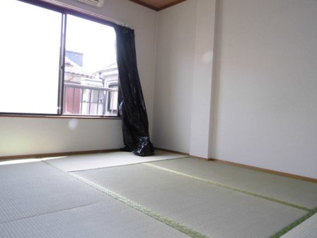Other room space. 6-mat Japanese-style room. The main lighting is bright in the southwest-facing.
